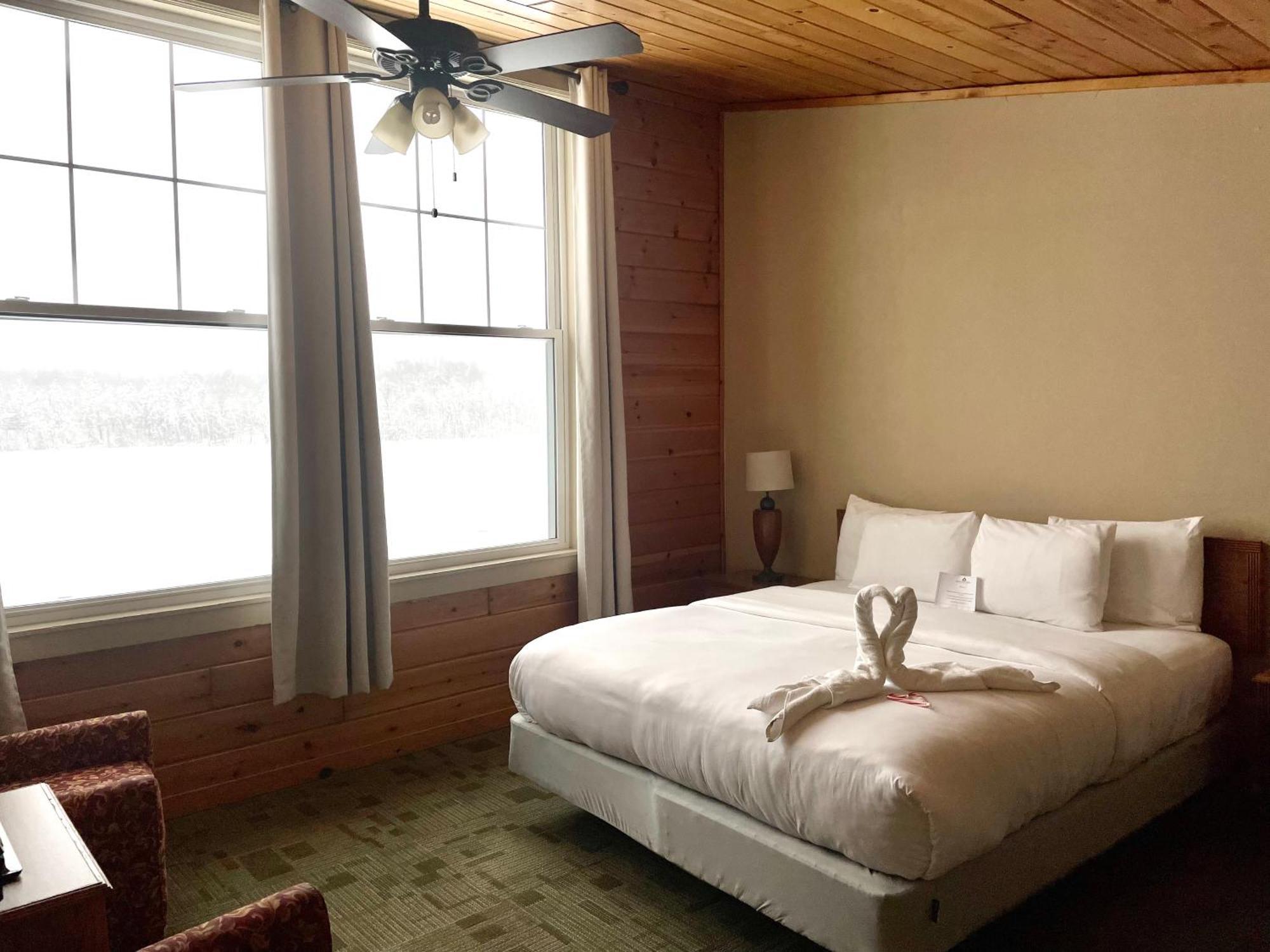 Hanging Horn Lakeside Resort Moose Lake Exteriör bild